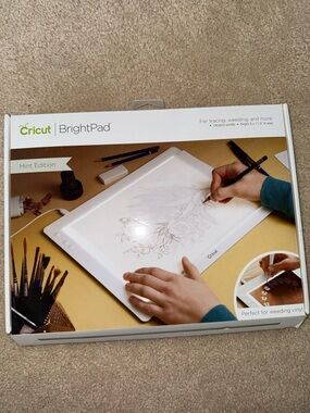 Cricut BrightPad Mint Edition LED Light Pad - White with Mint Accents